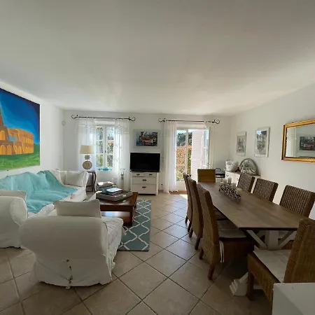 בית נופש Charmantes Haus Im Golf Club Tropez