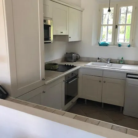 בית נופש Charmantes Haus Im Golf Club Tropez *