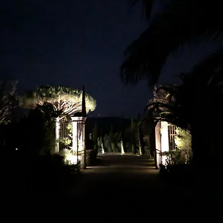 Charmantes Haus Im Golf Club Tropez בית נופש סן טרופז