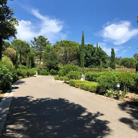 Charmantes Haus Im Golf Club Tropez Feriehus
